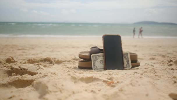Tecnologia Concetto Vacanza Vacanze Estive Denaro Smartphone Infradito Sulla Sabbia — Video Stock