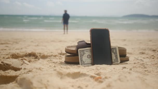 Технология Отдых Летний Отдых Концепция Деньги Смартфон Шлепанцы Пляже Песка — стоковое видео