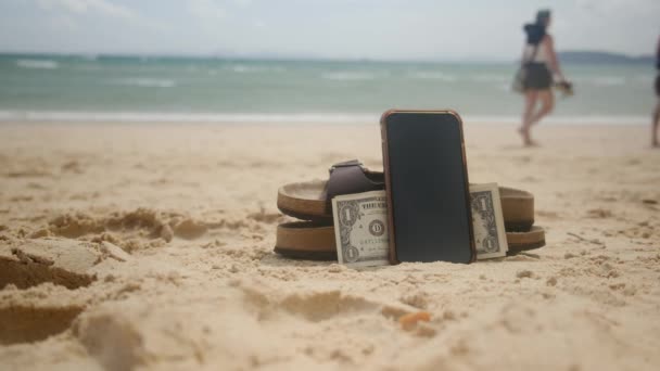 Conceito Tecnologia Férias Férias Verão Dinheiro Smartphone Chinelos Areia Praia — Vídeo de Stock