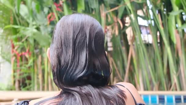 Вид Ззаду Молода Жінка Розслабляється Басейні — стокове відео