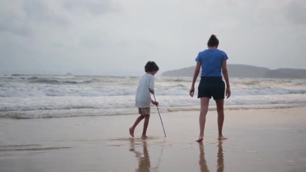 Ευτυχισμένη Οικογένεια Μητέρα Και Παιδιά Δίπλα Στη Θάλασσα — Αρχείο Βίντεο