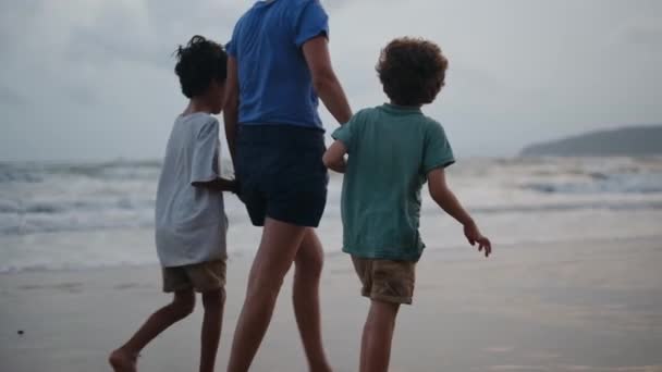 Lycklig Familj Mor Och Barn Vid Havet — Stockvideo