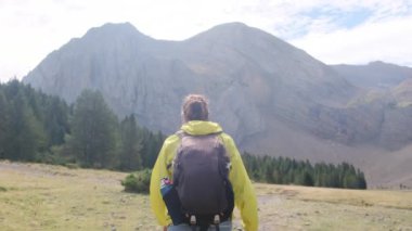 Kadın, doğa özgürlüğü, kırsal yürüyüş macerası ve sürdürülebilir seyahat için dağda yürüyüş ve sırt çantasıyla geziyor. Dağda tek başına yürüyen bir kadın gezgin.