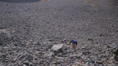Dağlarda yürüyüş yapan tatlı bir çocuk.