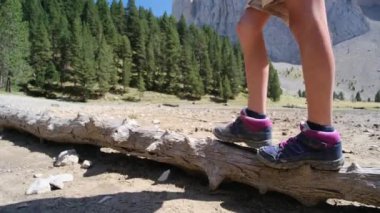 Ağaç kütüğünde yürüyen çocuğun yakın görüntüsü