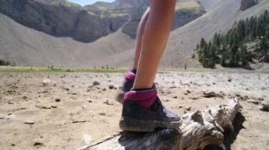 Ağaç kütüğünde yürüyen çocuğun yakın görüntüsü