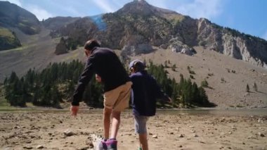 Ağaç kütüğünde yürüyen kardeşiyle oğlanın yakın görüntüsü