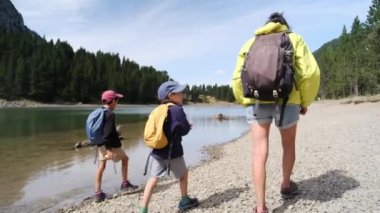 Bekar bir anne, Ulusal Park 'ta 5 ve 8 yaşındaki çocuklarıyla doğa gezisinin tadını çıkarıyor..