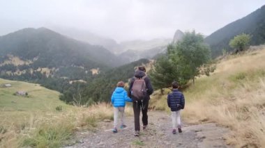 Aile dağlarda yürüyüş yapıyor, açık havada özgürlüğe kucak açıyor.