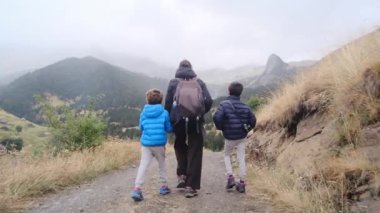 Aile dağlarda yürüyüş yapıyor, açık havada özgürlüğe kucak açıyor.