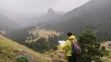 Doğanın Harikaları İçin Kadın Arayışı. Doğa harikaları arayışında bir kadına katılın, dağlarda yürüyüş yaparken, büyük açık havanın özgürlüğünü kucaklarken.