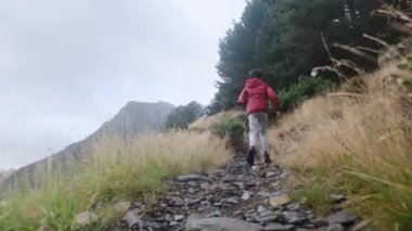 Küçük bir çocuğun yaz boyunca ulusal bir parkta yürüyüşünün arkası.