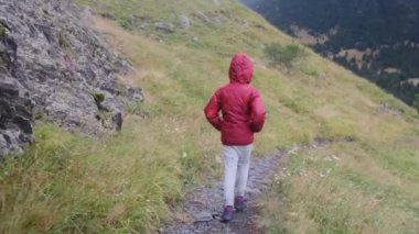 Küçük bir çocuğun yaz boyunca ulusal bir parkta yürüyüşünün arkası.