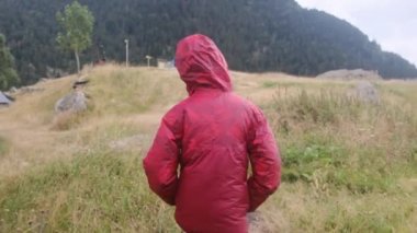 Küçük bir çocuğun yaz boyunca ulusal bir parkta yürüyüşünün arkası.