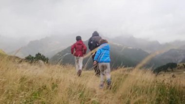 Anne ve oğulları yaz boyunca ulusal parkta yürüyorlar.