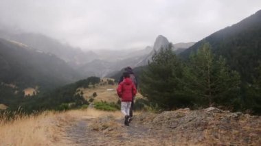 Anne ve oğulları yaz boyunca ulusal parkta yürüyorlar.