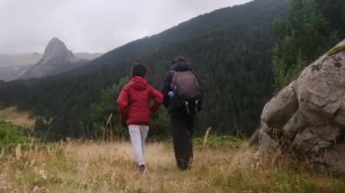 Anne ve oğulları yaz boyunca ulusal parkta yürüyorlar.