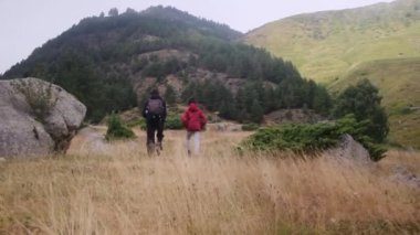 Anne ve oğulları yaz boyunca ulusal parkta yürüyorlar.