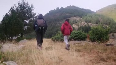 Anne ve oğulları yaz boyunca ulusal parkta yürüyorlar.