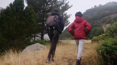 Anne ve oğlu dağda yürüyüş