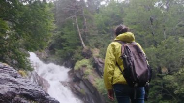 Verdant Forest Wonderland 'daki Şelaleler' in Huzur Yolculuğu. Büyüleyici bir ormanda, şelalenin huzur verici sesleri eşliğinde bir kadının huzur dolu yolculuğuna katılın.