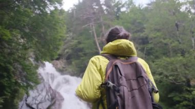 Verdant Forest Wonderland 'daki Şelaleler' in Huzur Yolculuğu. Büyüleyici bir ormanda, şelalenin huzur verici sesleri eşliğinde bir kadının huzur dolu yolculuğuna katılın.