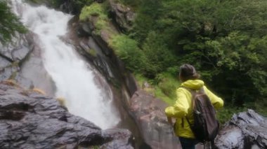 Verdant Forest Wonderland 'daki Şelaleler' in Huzur Yolculuğu. Büyüleyici bir ormanda, şelalenin huzur verici sesleri eşliğinde bir kadının huzur dolu yolculuğuna katılın.
