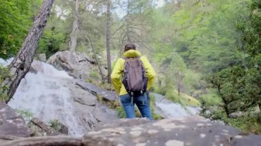 Verdant Forest Wonderland 'daki Şelaleler' in Huzur Yolculuğu. Büyüleyici bir ormanda, şelalenin huzur verici sesleri eşliğinde bir kadının huzur dolu yolculuğuna katılın.