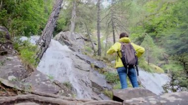 Verdant Forest Wonderland 'daki Şelaleler' in Huzur Yolculuğu. Büyüleyici bir ormanda, şelalenin huzur verici sesleri eşliğinde bir kadının huzur dolu yolculuğuna katılın.