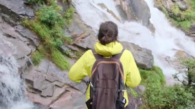 Kadınlar dağlarda yürür, açık havada özgürlüklerini kucaklarlar.