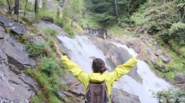 Kadınlar dağlarda yürür, açık havada özgürlüklerini kucaklarlar.