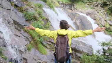 Kadınlar dağlarda yürür, açık havada özgürlüklerini kucaklarlar.