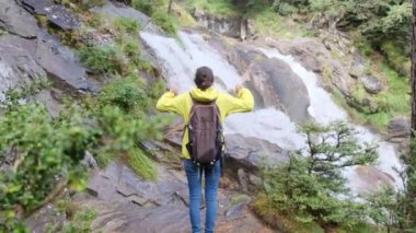 Kadınlar dağlarda yürür, açık havada özgürlüklerini kucaklarlar.