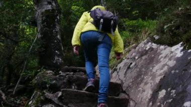 Kadınlar dağlarda yürür, açık havada özgürlüklerini kucaklarlar.