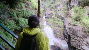 Kadınlar dağlarda yürür, açık havada özgürlüklerini kucaklarlar.