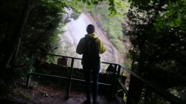 Kadınlar dağlarda yürür, açık havada özgürlüklerini kucaklarlar.