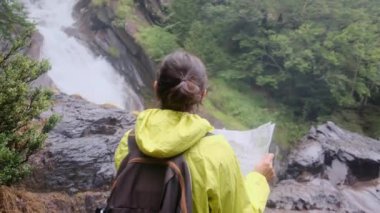 Kadınlar dağlarda yürür, açık havada özgürlüklerini kucaklarlar.