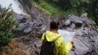 Kadınlar dağlarda yürür, açık havada özgürlüklerini kucaklarlar.