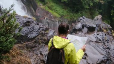 Kadınlar dağlarda yürür, açık havada özgürlüklerini kucaklarlar.