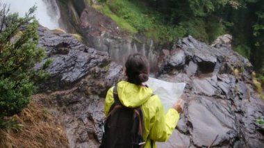 Kadınlar dağlarda yürür, açık havada özgürlüklerini kucaklarlar.