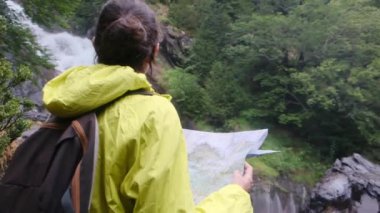 Kadınlar dağlarda yürür, açık havada özgürlüklerini kucaklarlar.