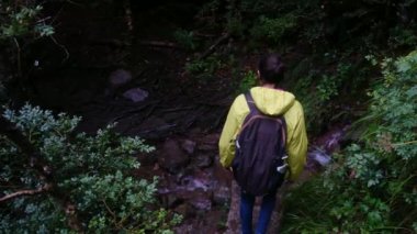 Kadınlar dağlarda yürür, açık havada özgürlüklerini kucaklarlar.