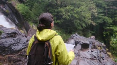 Kadınlar dağlarda yürür, açık havada özgürlüklerini kucaklarlar.