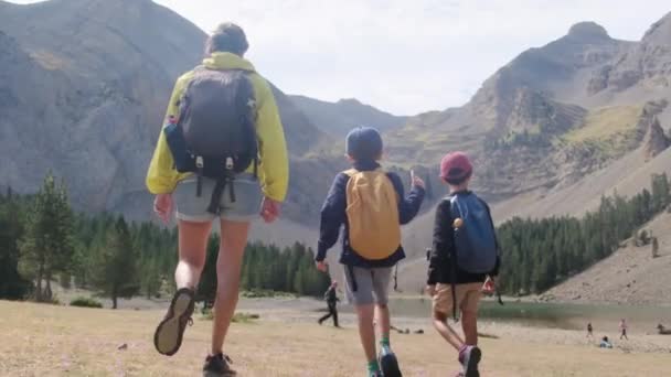Genç Aktif Anne Küçük Oğulları Dağlarda Yürüyüş Yapıyor — Stok video