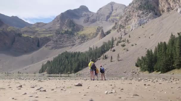 若いアクティブな母親と彼女の小さな息子が山でハイキング — ストック動画