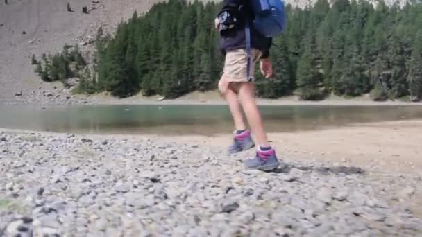Roztomilý Mladý Chlapec Turistika Horách — Stock video