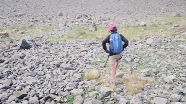 可爱的小男孩在山上远足 — 图库视频影像