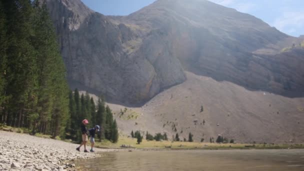 Niños Felices Jugando Cerca Del Río Montaña — Vídeos de Stock