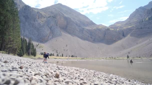 Happy Boys Bermain Dekat Sungai Pegunungan — Stok Video
