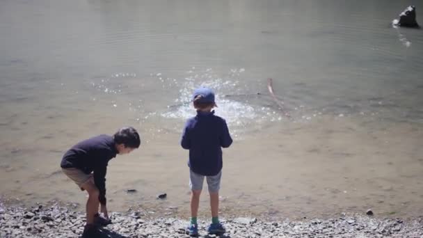 快乐的男孩在山河边玩耍 — 图库视频影像